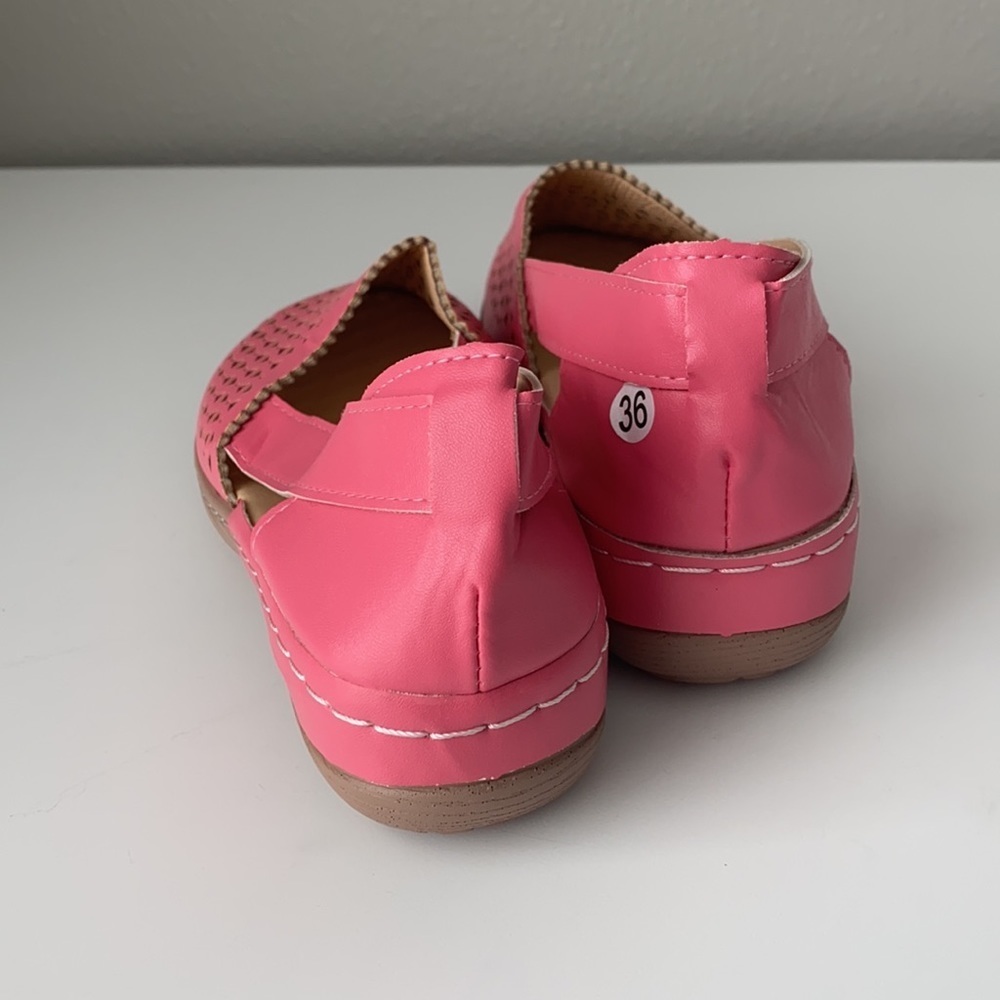 Simple closed toed cutout sandals - Picture 3 of 4